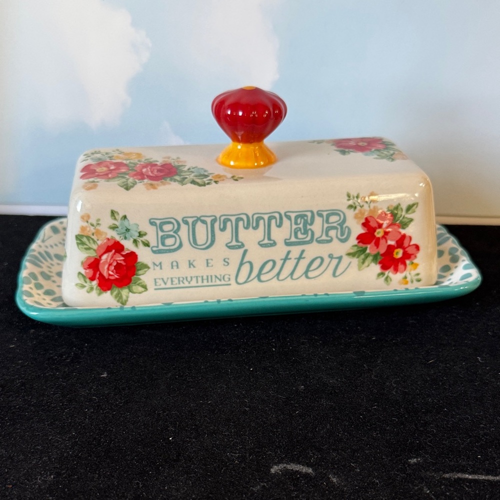 The Pioneer Woman Vintage Floral Butter Dish made of stoneware.